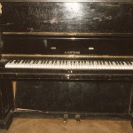 front pianina A. Drygas z otwartą pokrywą klawiatury