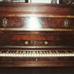 pianino od przodu z otwartą pokrywą klawiatury
