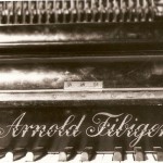 czarno białe zdjęcie przedstawiające klawiaturę oraz nazwę producenta pianina Arnold Fibiger