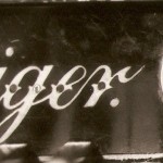 zbliżenie na logo pianina Arnold Fibiger