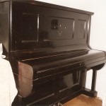 widok na pianino Bermann Dittrich z zamkniętą pokrywą klawiatury