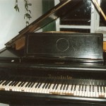 fortepian Bosendorfer z otwartą pokrywą skrzyni rezonansowej oraz postawioną podstawką pod nuty