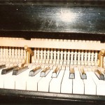 klawiatura fortepianu C. Goetze oraz widok na mechanizm młoteczkowy