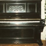 czarne pianino C. Weykopf Danzig widok od przodu