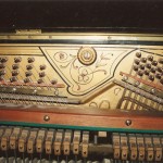 płyta rezonansowa i fragment mechanizmu pianina