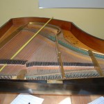 fortepian J. Mayer & Co podczas prac remontowych