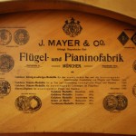 logo i dane producenta fortepianu J. Mayer & Co