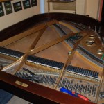 widok na fortepian z usuniętymi strunami widok od góry