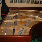 widok z boku na fortepian w trakcie renowacji