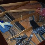 usuwanie strun wiolinowych fortepianu widok z boku