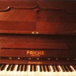 przód pianina Fricke logo na pokrywie klawiatury