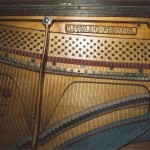 wnętrze pianina bez mechanizmu strojnica rama żeliwna struny i płyta rezonansowa pianina G. Philipp