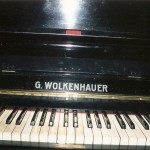 nazwa producenta na pokrywie klawiatury oraz klawiatura pianina G. Wolkenhauer