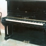 czarne pianino Heinz Theo Dreyer widok od przodu