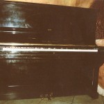 czarne pianino Heinz Theo Dreyer widok od przodu