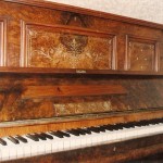pianino Hoffman z otwartą pokrywą klawiatury