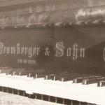 nazwa producenta pianina na pokrywie klawiatury J. Promberger & Son