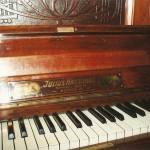 pianino Julius Hauschulz otwarta pokrywa klawiatury
