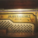 strojnica oraz nazwa producenta pianina Julius Hauschulz