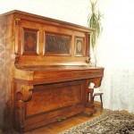 pianino Julius Hauschulz z zamkniętą pokrywą klawiatury widok od przodu instrumentu