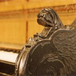 Fragment rzeźbionego boku pianina