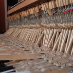 mechanizm klawiaturowo-młoteczkowy pianina podczas regulacji