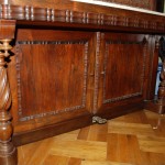 dolna klapa pianina pięknie zdobioną