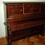 pianino Jelmini widok z lewego boku