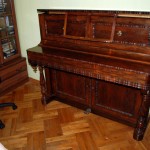 pianino jelmini widok z prawego boku