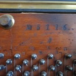 wybity numer seryjny na strojnicy pianina Pianino Herman & Grossman