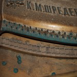 widok na nazwę instrumentu umieszczoną na płycie żeliwnej oraz mostek wiolinowy