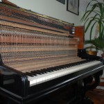 widok na mechanizm pianina górnotłumikowego Pianino Herman & Grossman