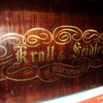 widok na logo fortepianu Karll & Seidler