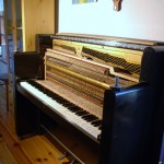 widok boczny pianina berry z zamontowanym mechanizmem