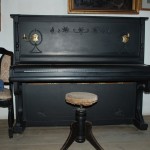 Widok od frontu na pianino F. Muller