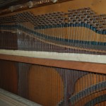 strojnica kołki strojeniowe oraz struny pianina, mechanizm zdemontowany