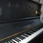 zbliżenie na instrument z otwartą pokrywą klawiatury