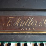 Zbliżenie na nazwę pianina F. Muller